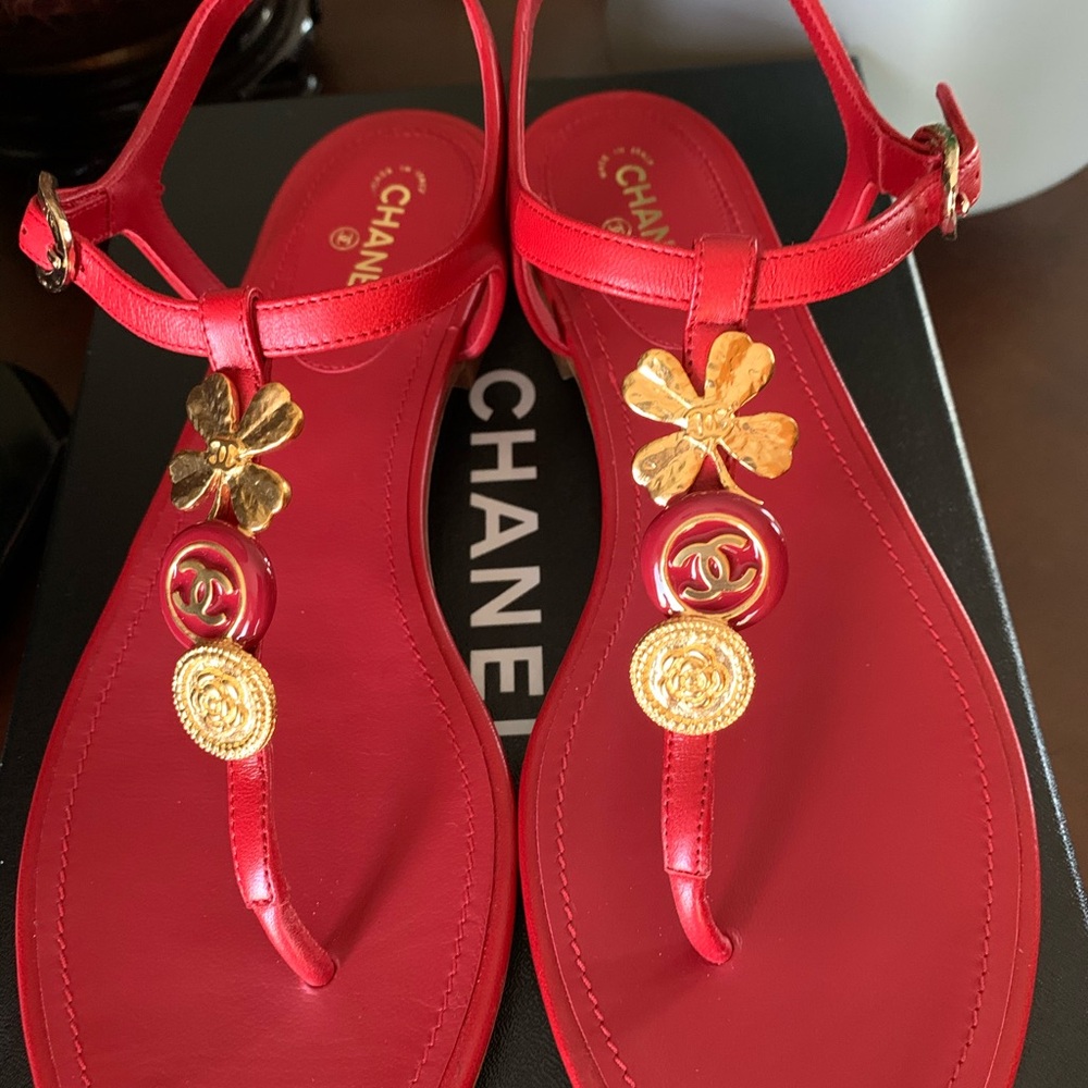 Chanel 20P LAMBSKIN RED THONG SANDALS 
SIZE 38.5 EU
